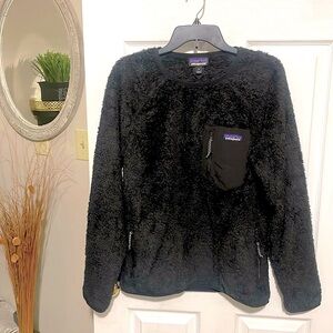 Jet black Patagonia Fleece with mesh pockets. Lightweight Size: Medium (Unisex)